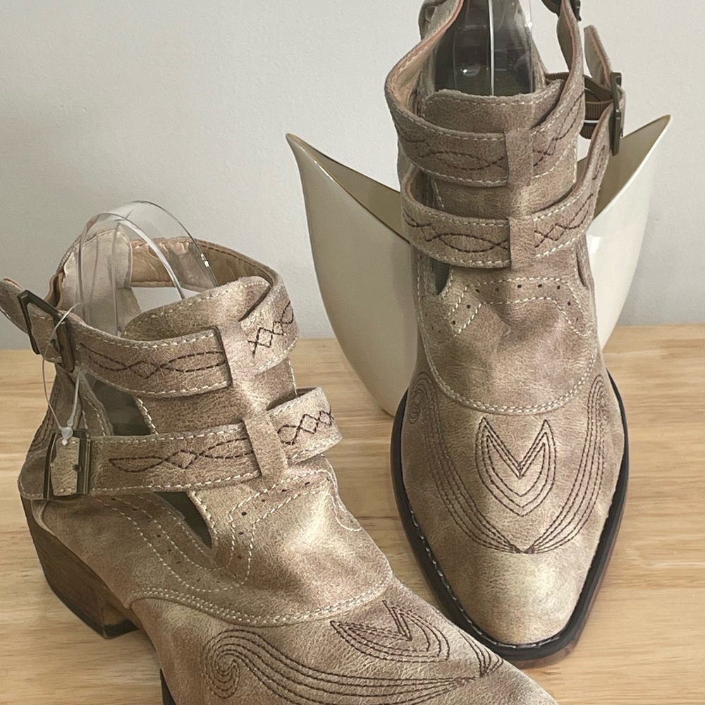 Roper Women's Willa Snip Toe Faux Leather Ankle Boots Tan Size US 8.5 Cowgirl